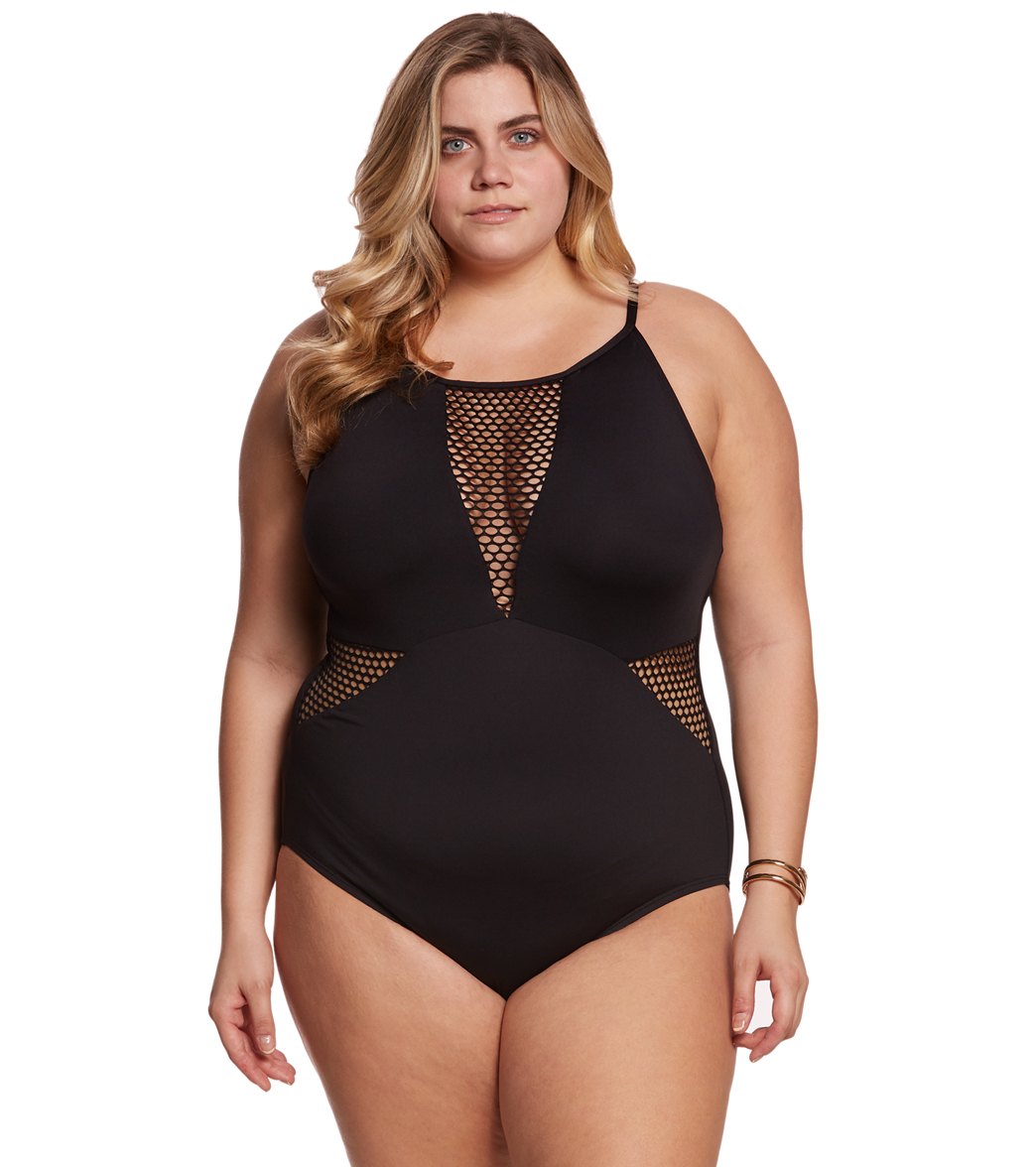 How to Choose Flattering Plus Size Swimwear